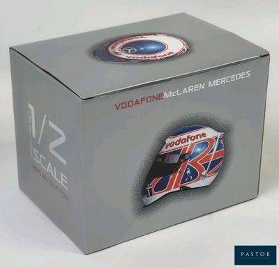 une boîte sur laquelle figure l'image d'un casque de moto