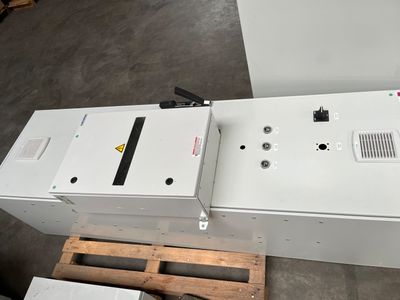 une machine posée sur une palette