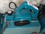une machine bleue posée sur le sol