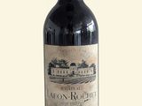 une bouteille de vin posée sur une table