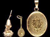 deux boucles d'or et une raquette de tennis sont représentées sur un fond noir