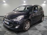 la photo d'une voiture noire garée dans un garage