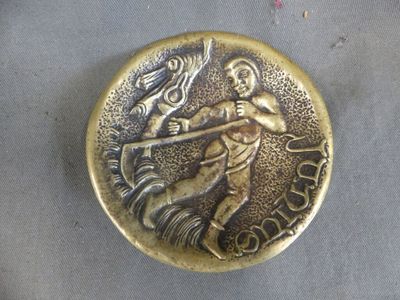 une pièce d'or représentant un homme tenant un poisson