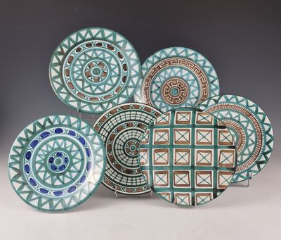 un ensemble de six assiettes décorées, posées sur une table