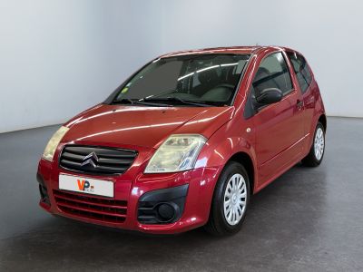La petite voiture rouge est garée dans la grande pièce de l'immeuble.
