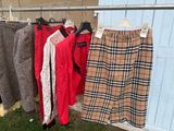 de nombreux vêtements de toutes sortes suspendus à une corde à linge