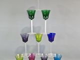 une pyramide de verres à vin de différentes couleurs