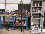 une photo d'un établi dans un garage avec des outils dessus