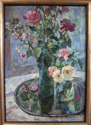 tableau représentant des fleurs dans un vase posé sur une table dans une pièce