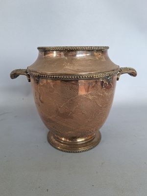 une image représentant un grand vase en cuivre muni d'anses, sur fond blanc