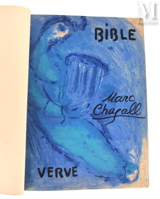 un vieux livre à la couverture bleue, sur laquelle est dessiné le visage d'un homme