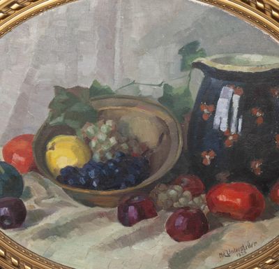 une peinture à l'huile représentant un bol de fruits et un pichet posés sur une table