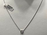 Collier plaqué argent avec un pendentif en diamant, présenté sur un mannequin blanc