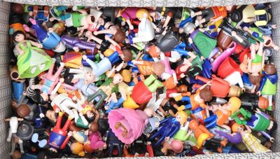 une boîte remplie de figurines qui s'y trouvent