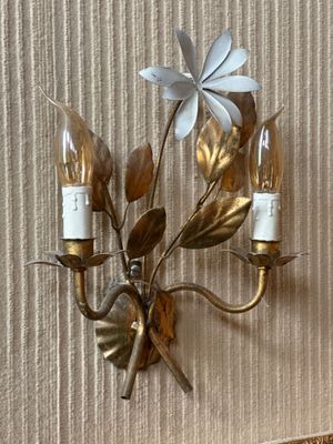 un bougeoir mural orné de deux fleurs