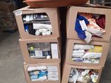 deux cartons empilés l'un sur l'autre dans un entrepôt