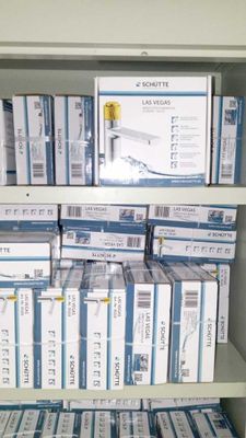 de nombreuses boîtes contenant du matériel électronique, posées sur une étagère dans une pièce