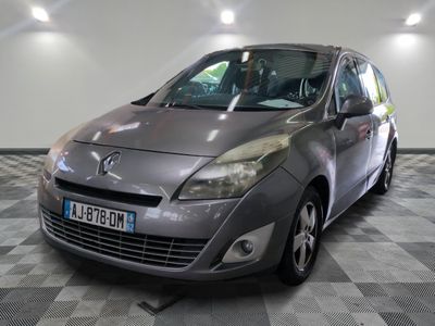 une voiture argentée garée dans une pièce