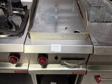 plan de travail en acier inoxydable avec deux brûleurs et une friteuse
