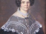 portrait d'une femme vêtue d'une robe noire et blanche, avec un ruban