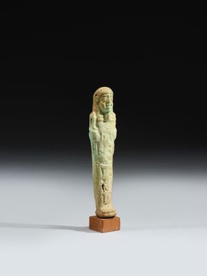 une statue égyptienne représentant une femme tenant un enfant dans ses bras