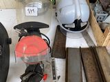 une table sur laquelle sont posés de nombreux outils