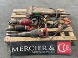 une boîte sur laquelle est posée une pile d'outils