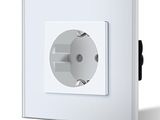 une prise électrique blanche munie d'un bouton noir