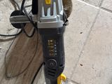 un aspirateur posé par terre, à côté du sol