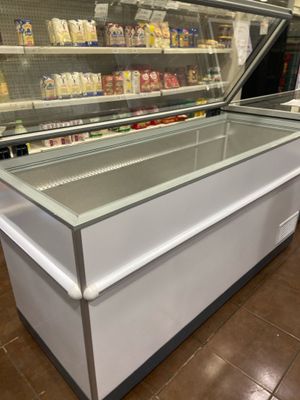 une vitrine réfrigérée dans un magasin d'alimentation