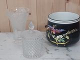 un vase et un verre posés sur une table