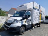 un camion garé sur le parking