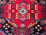 un tapis oriental à motifs rouges et bleus