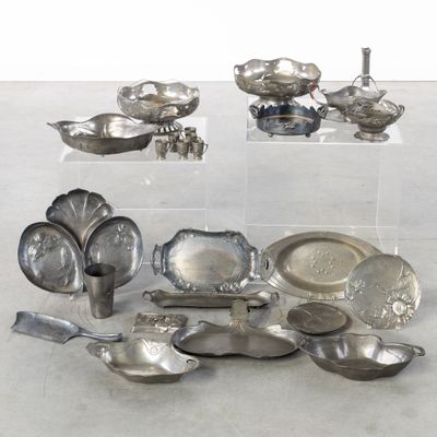 beaucoup de plats et de cuillères en argent sur une table