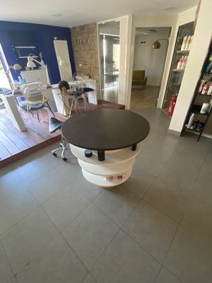 une cuisine avec une table et des chaises au milieu de la pièce