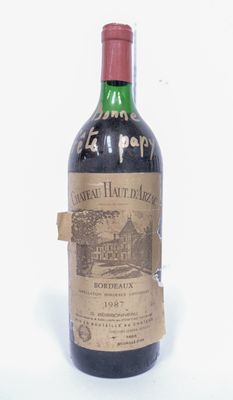 une bouteille de vin posée sur une table