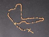 un chapelet orné d'une croix, posé sur une table