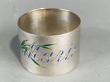une photo en gros plan d'une bague en argent posée sur une table