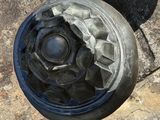 un objet noir et gris posé par terre à côté d'un objet noir