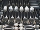 a lot of spoons and spoon spoons that are on the table