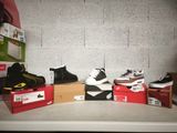 de nombreuses paires de chaussures posées sur une étagère dans une pièce
