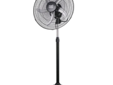 gros plan d'un ventilateur sur un support sur fond blanc