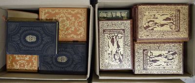 de nombreux livres rangés dans une boîte posée sur une étagère