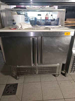 congélateur à double porte en acier inoxydable dans une cuisine professionnelle dotée d'un sol carrelé