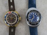deux montres assises l'une à côté de l'autre sur une table