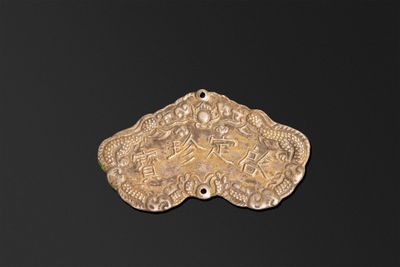 gros plan d'un objet métallique sur une surface noire