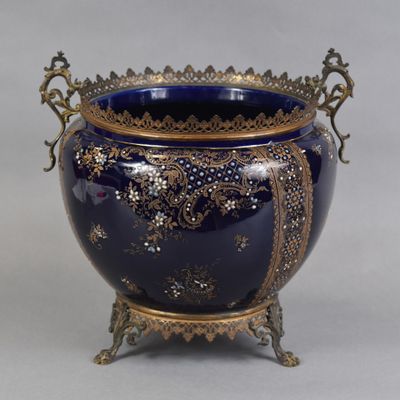 un grand vase bleu orné d'un motif doré