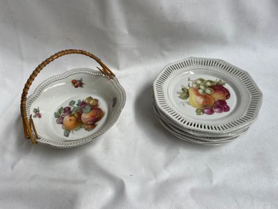 deux assiettes et une corbeille de fruits sur la table