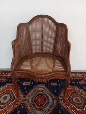 une image représentant une chaise posée sur un tapis, posé à son tour sur le sol