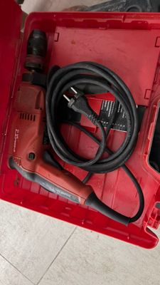 une image représentant une boîte à outils rouge contenant des outils